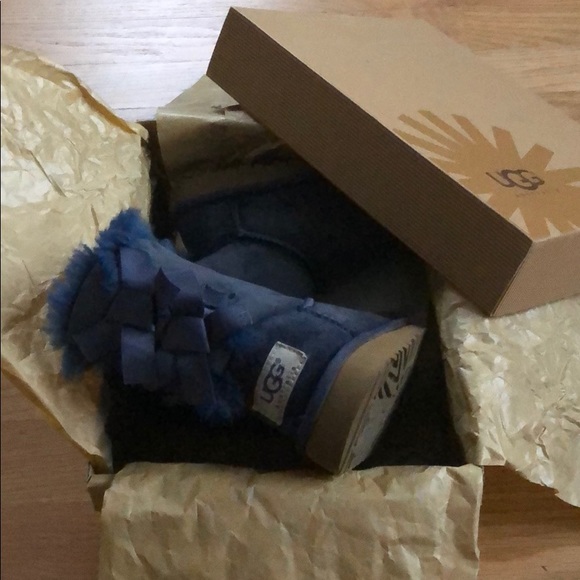 UGG Toddler Bailey Bow Boots - Picture 5 of 6